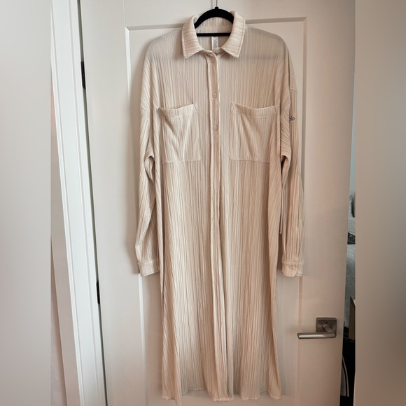 Alo Micro Plisse Shirt Dress, Oat Milk, Size Medium - Picture 5 of 6